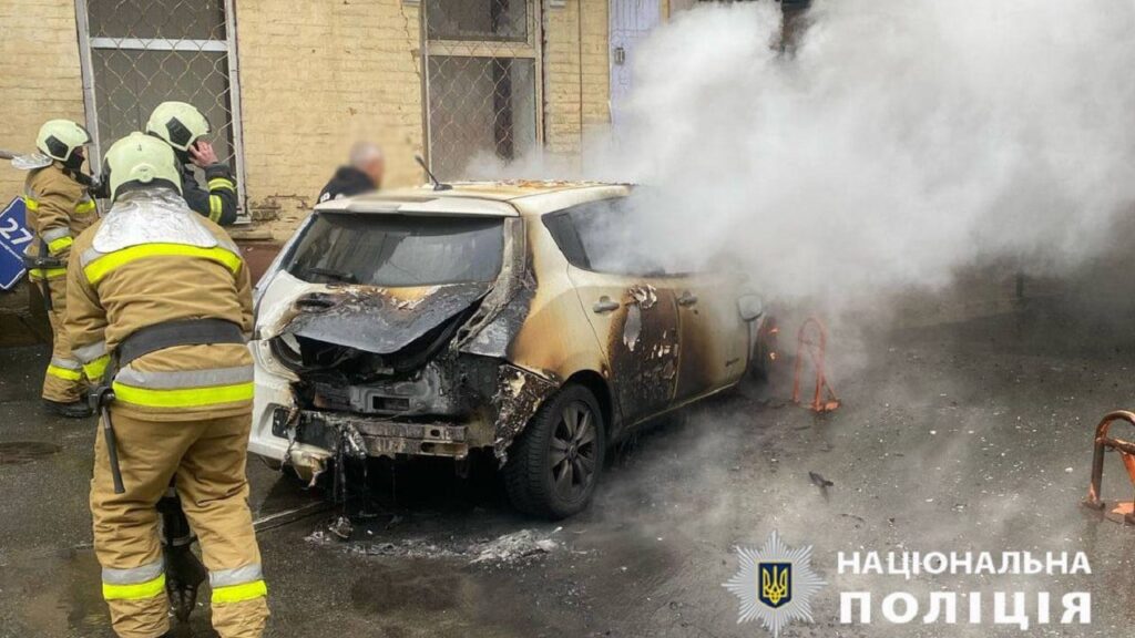 Біля метро Олімпійська в Києві палало авто і повідомляли про вибух: що сталося
