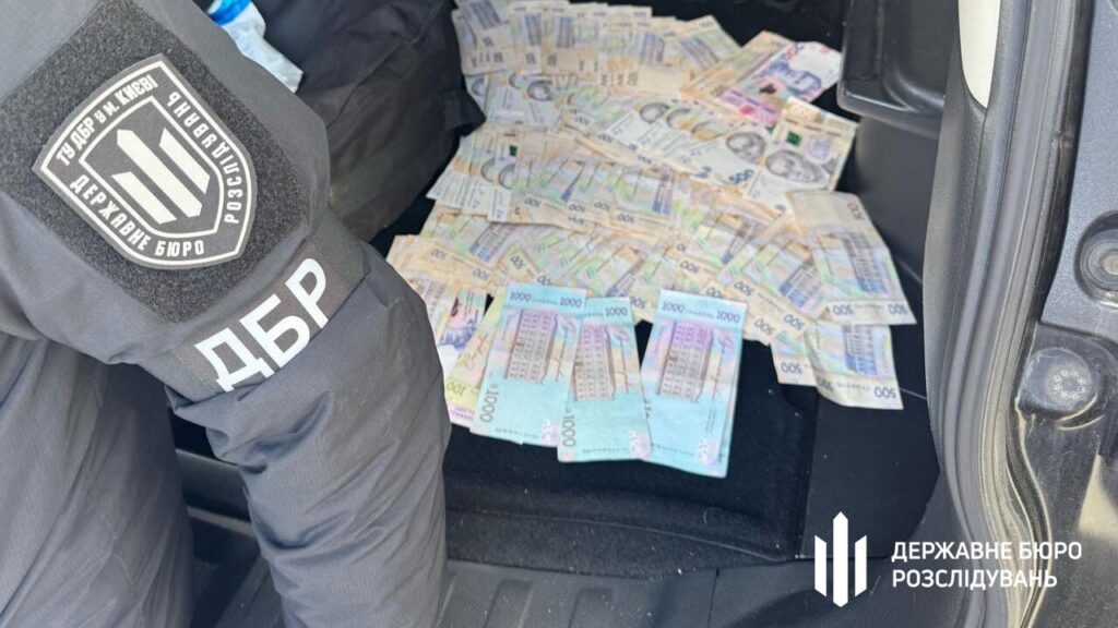 У Києві затримали чиновника РДА: вимагав по $500 за роботу торгової точки