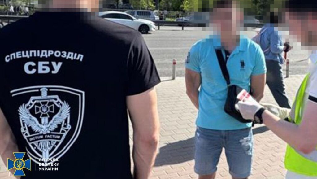 “Продавав” дозволи на землю у Києві: на хабарі у $15 тис. викрито посадовця КМДА