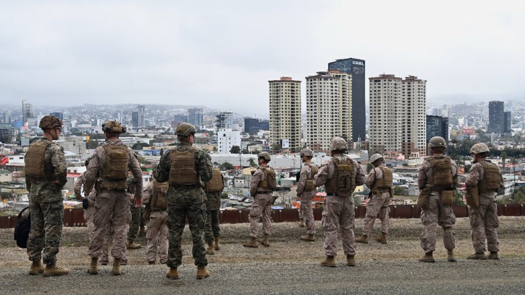 США відправляють додому майже мільйон мігрантів, біженці з України залишаються