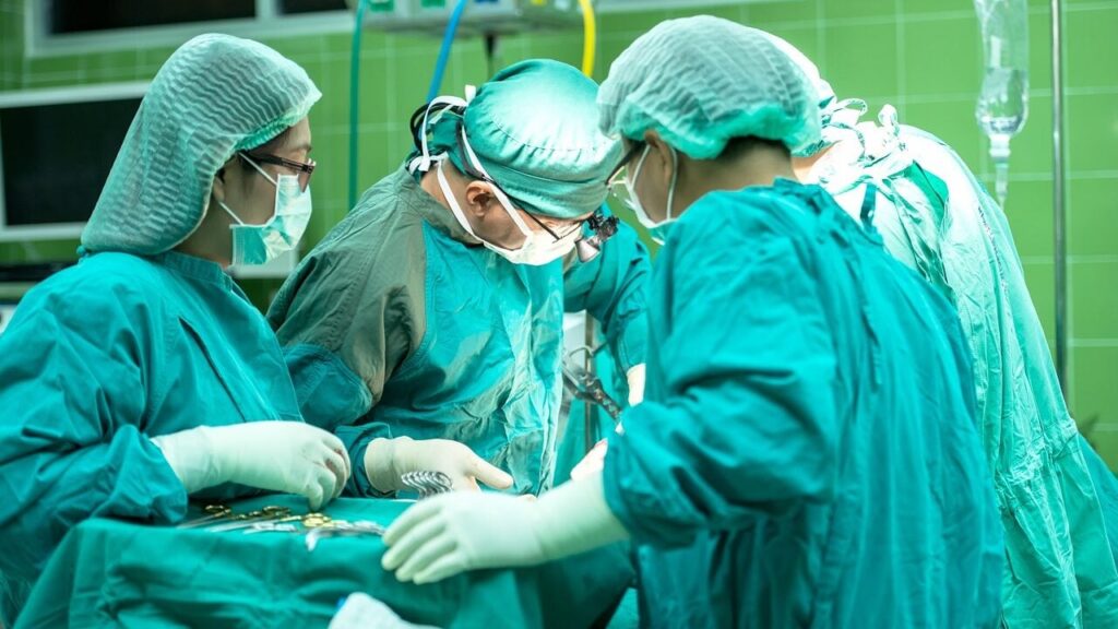 У Британії у вагітної вийняли матку, щоб видалити ракові клітини, а потім повернули назад У Британії у вагітної вийняли матку, щоб видалити ракові клітини, а потім повернули назад
