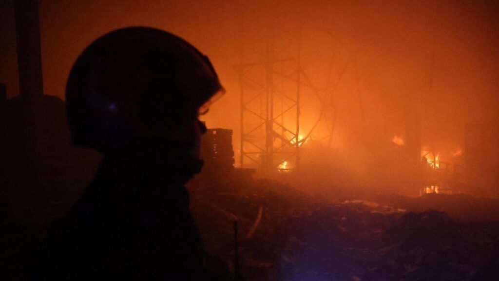 Вибухи у Дніпрі 16 квітня: росіяни атакують дронами, виникли перебої зі світлом