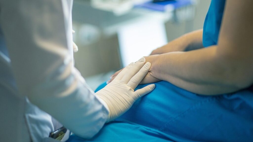 За вимагання коштів у пацієнтів медзаклади будуть штрафувати – НСЗУ