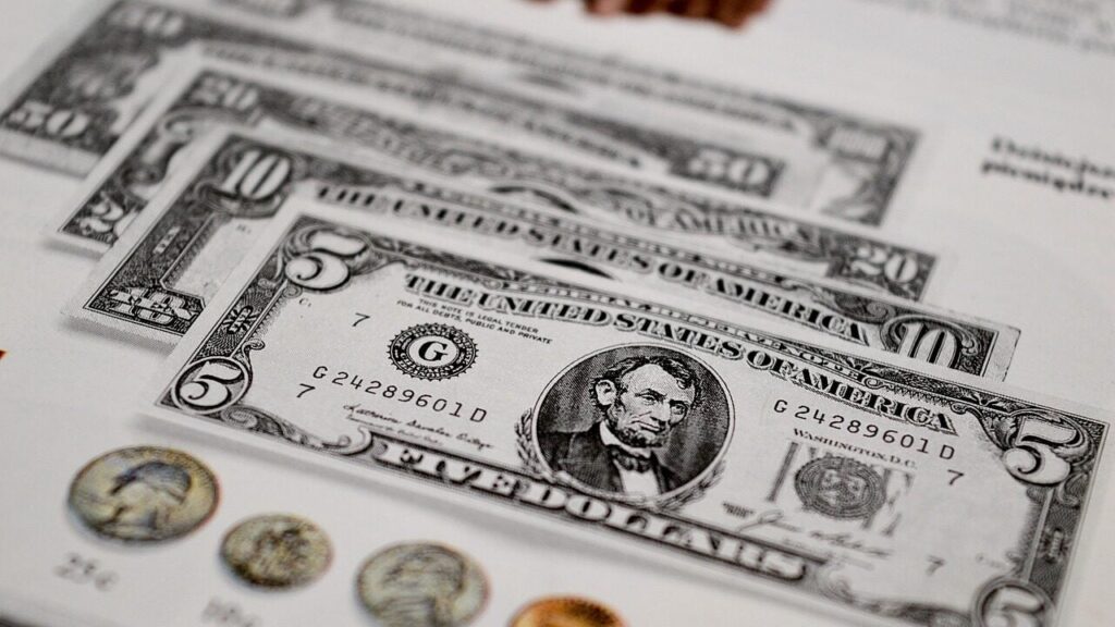 Як можна виявити фальшиві долари в домашніх умовах — експерти