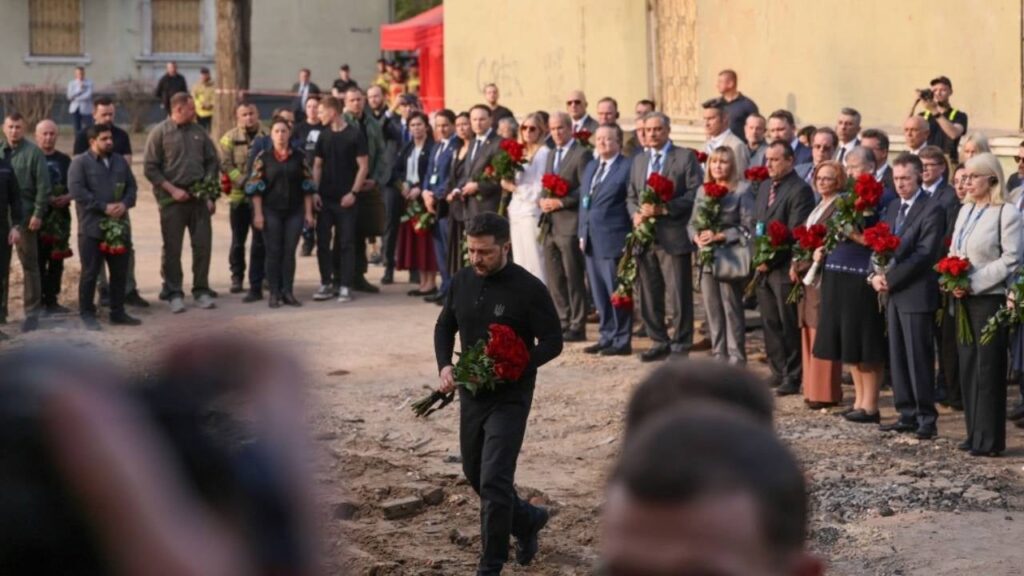 Зеленський та дипломати з понад 60 країн відвідали місце ракетного удару РФ по Києву