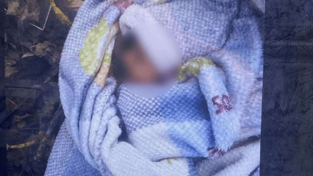 Загорнула у ковдру та поклала біля магазину: на Тернопільщині жінка залишила немовля