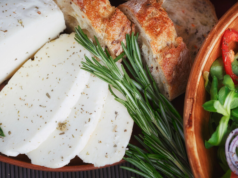 Цей домашній закусочний сир роблять без гніту. Із двох літрів молока – 900 г сиру