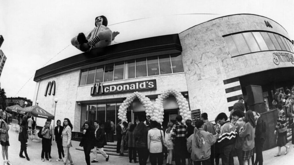 Смак ностальгії та довгі черги: історія відкриття першого McDonald’s в Україні