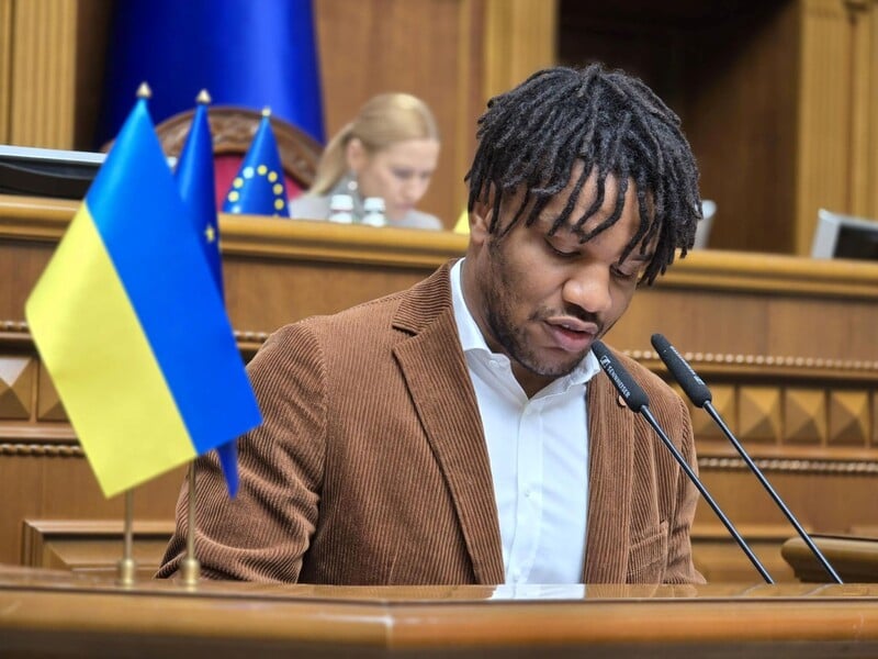 Нардеп від "Слуги народу" засвітився в компанії Осадчої в невагомих кросівках майже за 40 тис. грн. Фото