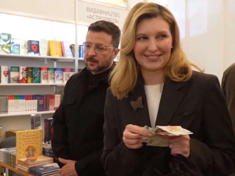 Зеленські на "Книжковому арсеналі" платили по черзі. Яскрава реакція першої леді на покупку чоловіка – на відео Зеленські на "Книжковому арсеналі" платили по черзі. Яскрава реакція першої леді на покупку чоловіка – на відео