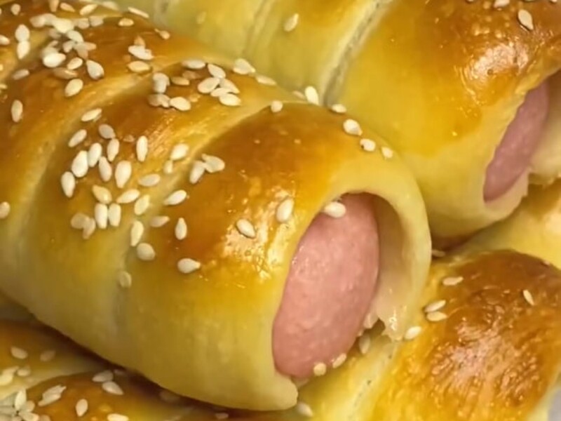 Приготуйте за цим рецептом сосиски в тісті – знадобляться борошно, дріжджі й молоко