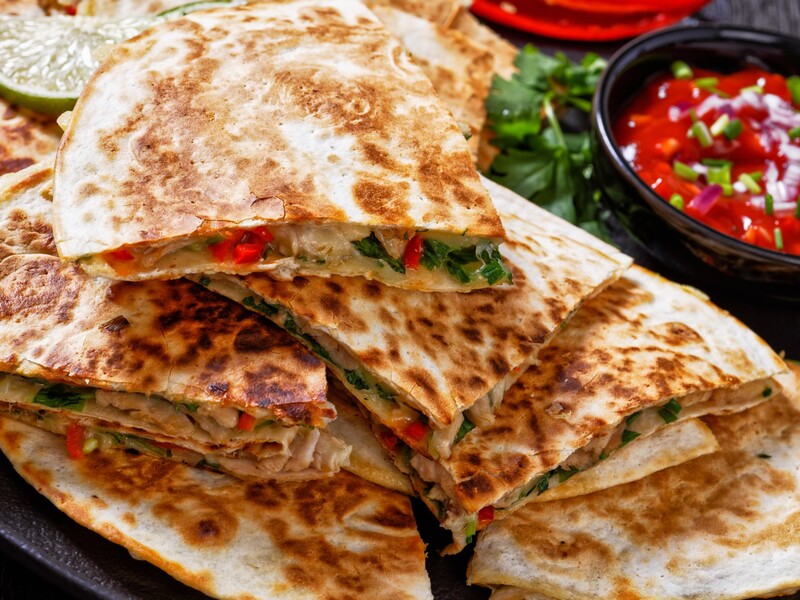 Скористайтеся цією хитрістю – і лаваш із м'ясом і сиром вийде смачним. Дуже швидкий рецепт