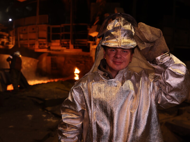 "Жерло вулкана" й екстремальні краштести. Телеведучий Дмитро Комаров показав роботу мартенівського цеху