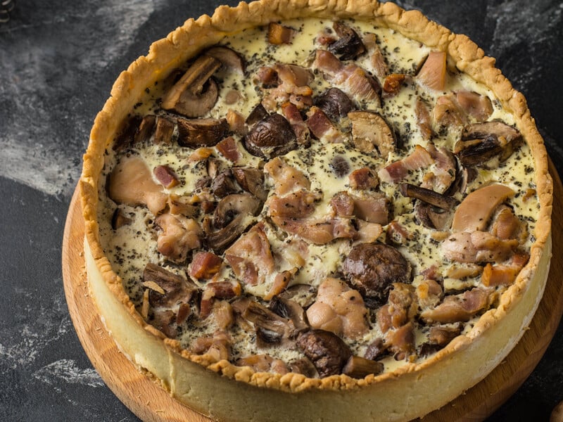 Прийготуйте такий соковитий пиріг – і він ідеально смакуватиме на сніданок, вечерю, або як перекус