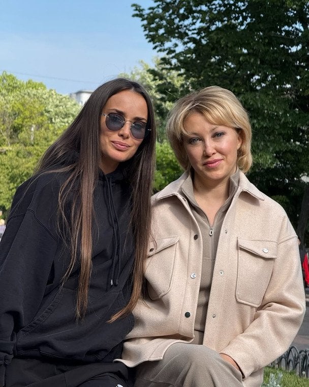 Ксенія Мішина вперше за тривалий час показалася з мамою, яка приїхала до неї з окупованого Криму