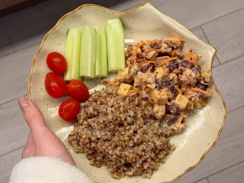 "Спробуєте один раз – і не зможете забути". Рецепт смачного салату з курячого філе і квасолі