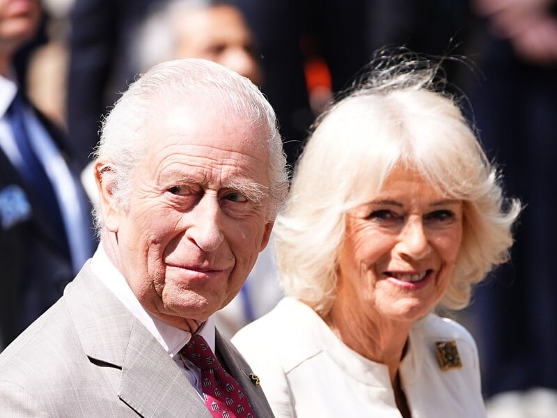 У річницю коронації Чарльз ІІІ та його дружина показали нові портрети, які зробили на замовлення