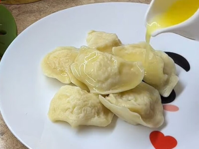 Вареники за цим рецептом виходять м'якими й еластичними. Як приготувати ідеальне тісто на молоці Вареники за цим рецептом виходять м'якими й еластичними. Як приготувати ідеальне тісто на молоці