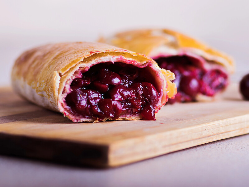 Вишневий пиріжок із хрусткою скоринкою, як у McDonald's. Легкий і швидкий рецепт