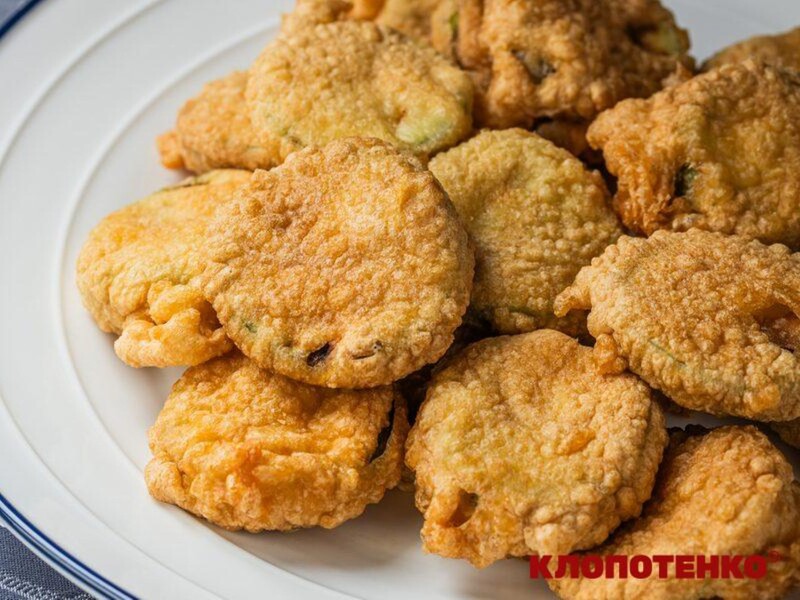 Приготуйте кляр із цих простих продуктів – і смажені кабачки вийдуть ніжними й соковитими. Ідеальний рецепт