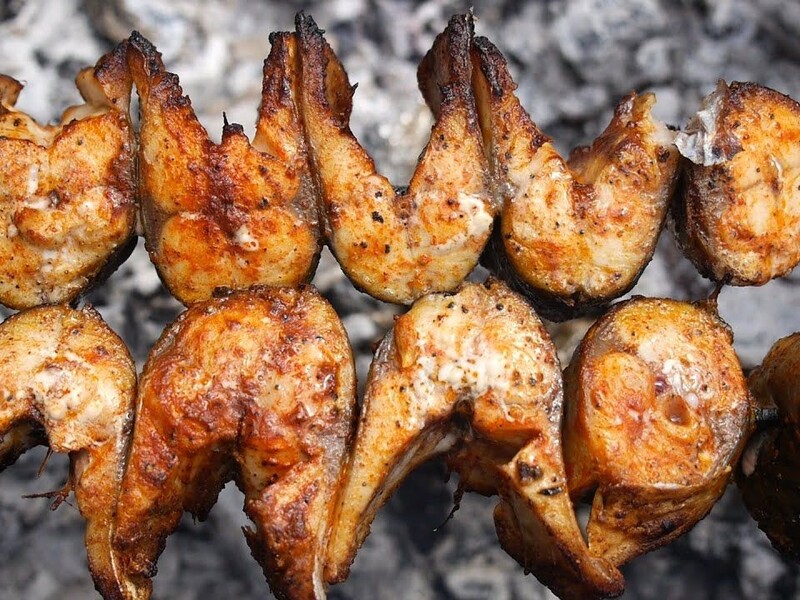 Завдяки цьому скумбрія вийде неймовірно соковитою й ніжною. Рецепт рибного шашлику