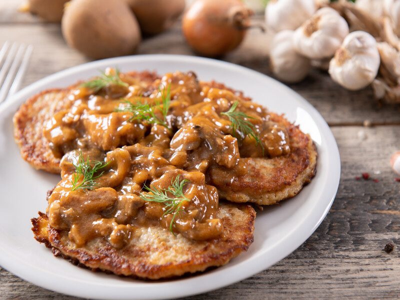Смажте деруни до золотистої скоринки й подавайте зі смачною грибною підливою. Рецепт із Житомирської області
