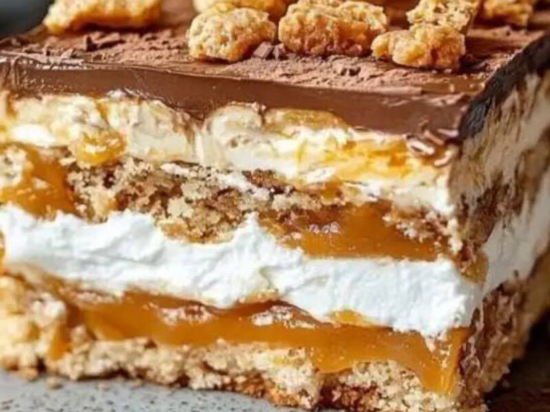 Залийте коржі карамеллю і покрийте кремом. Рецепт торта "Твікс"