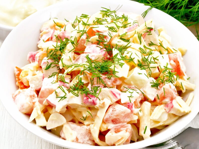 Додайте це в салат із крабових паличок – і він набуде свіжого смаку і чудового вигляду. Легкий рецепт