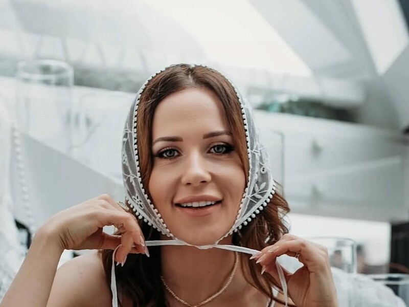 Наталію Денисенко в білій сукні облили брудом і дали ляпаса. Відео Наталію Денисенко в білій сукні облили брудом і дали ляпаса. Відео