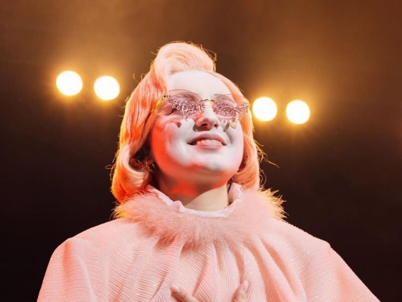 Klavdia Petrivna, яка раніше носила балахони, вийшла на сцену у прозорій сукні. Відео