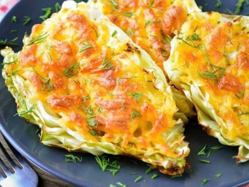 Запечіть молоду капусту в духовці й подавайте під соусом із кефіру, зелені та часнику. Рецепт