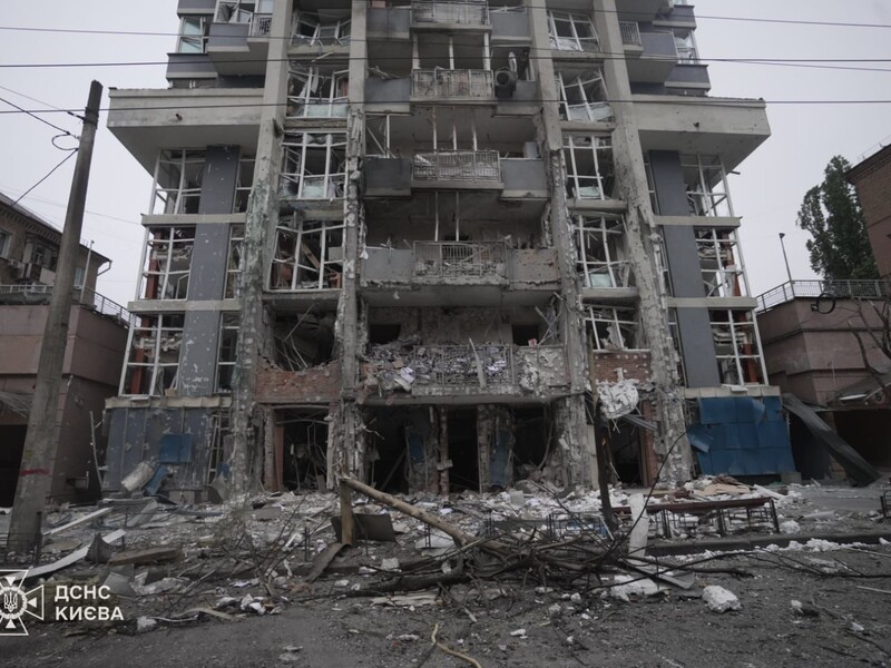 Український продюсер Кукрі показав руйнування, які зазнала його студія внаслідок нічного обстрілу