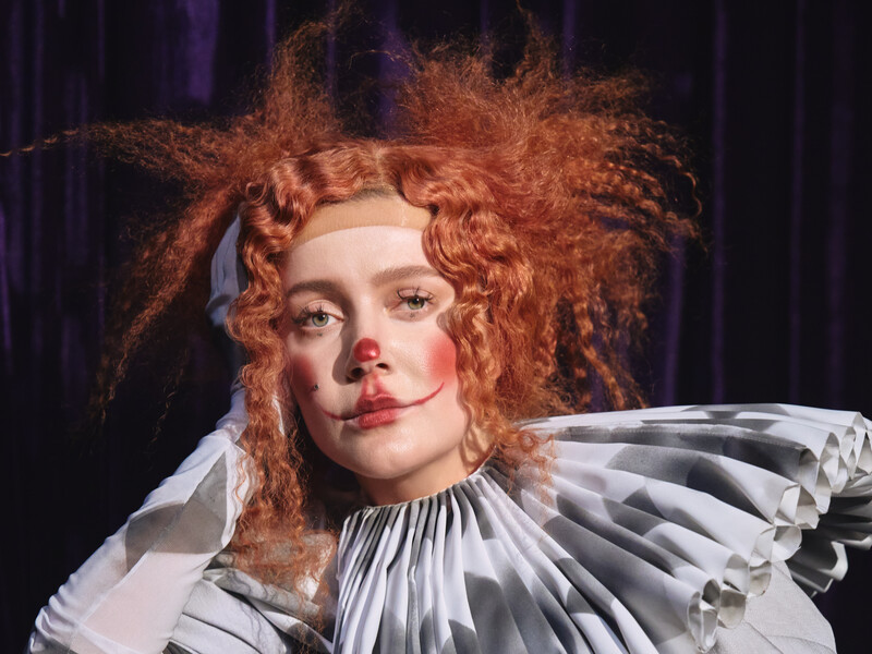 Жартівливий трек, під який хочеться сумувати. Kola в кліпі на пісню "Блюз" показала сеюе справжню. Відео