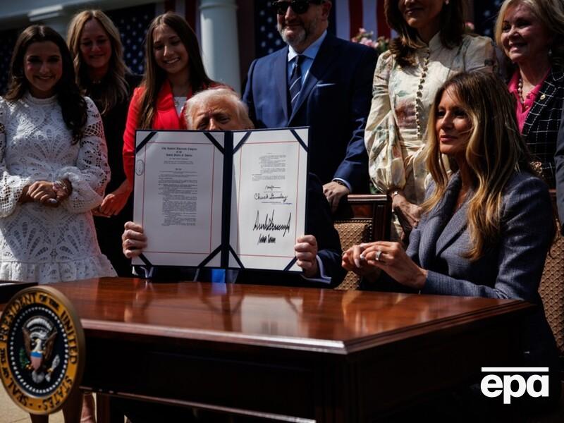 "Трамп був схвильований". Меланія Трамп разом із чоловіком підписала закон про заборону порнопомсти