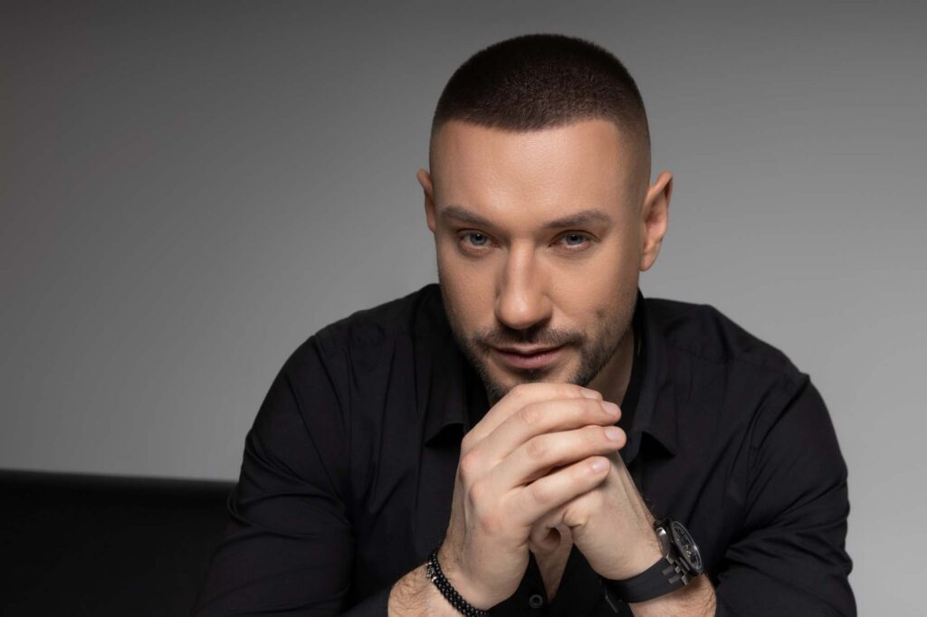 Андрій Кравченко презентує до Дня матері глибоку пісню про батьківський дім