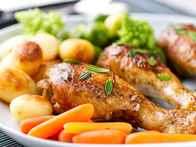 Приготуйте смачне мʼясо разом із гарніром. Запечені курячі стегенця з молодою картоплею