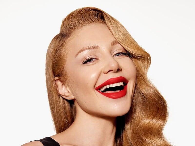 Тіна Кароль знялася в постелі на підлозі