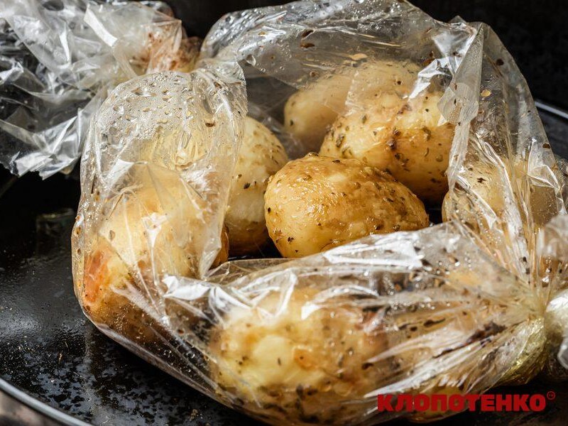 "Це надзвичайно просто й дуже смачно". Запечена молода картопля в рукаві. Рецепт
