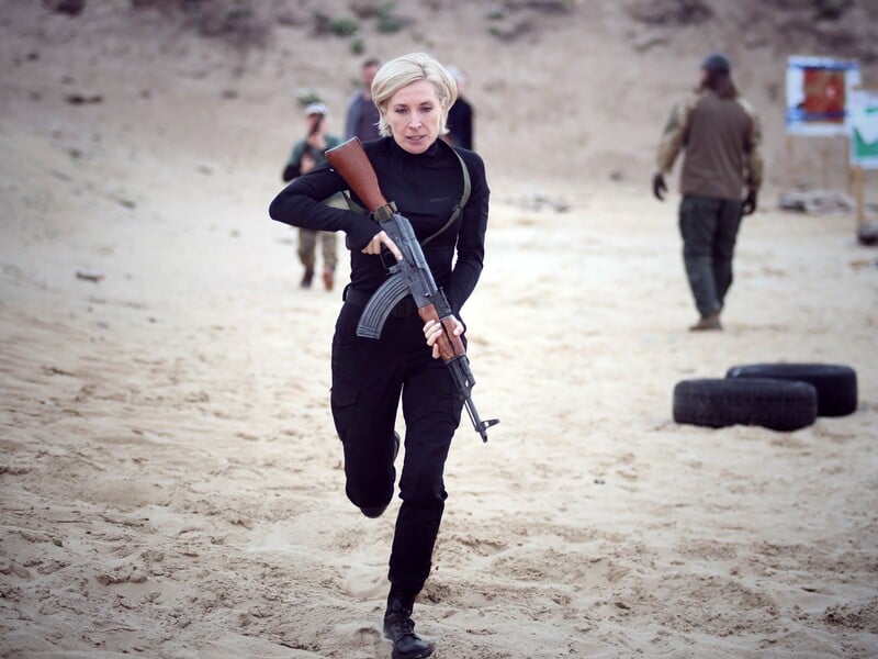 З автоматом у руках. Заступниця Єрмака показала, як провела вихідний під Києвом. Фото