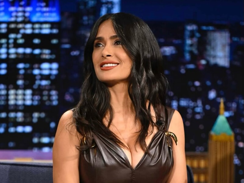 Гаєк знялася в щільній сукні з декольте. Відео