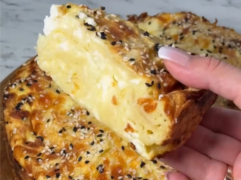 Лаваш порвіть руками на шматочки й залийте сирною сумішшю. Запечена лінива ачма