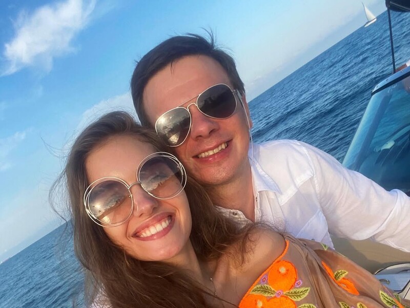 Який вигляд має ексдружина Комарова в одному й тому самому образі до й після розлучення. Фото