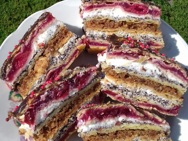 Вишневі коржі змастіть двома видами крему. Торт "Слойка вишнево-горіхова"