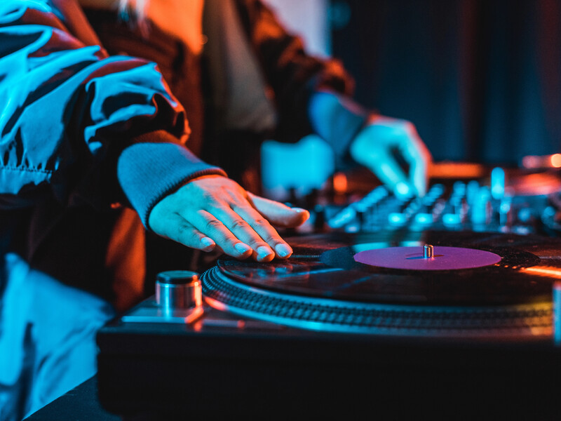 У Швеції 75-річний диджей і його 88-річна колега влаштували дискотеку в будинку для людей похилого віку У Швеції 75-річний диджей і його 88-річна колега влаштували дискотеку в будинку для людей похилого віку