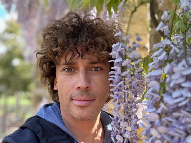 Галкін повідомив, у якій країні перебуває. Який вигляд має шоумен