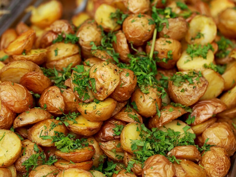 Скористайтеся цим способом – і молода картопля вийде смачною і з рум'яною скоринкою. Простий рецепт