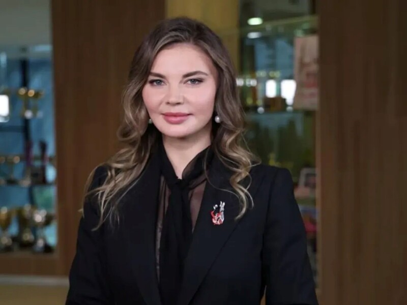 "Що в неї з пикою?" Схожа на воскову ляльку коханка Путіна вийшла на люди в жовто-синьому вбранні. Фото