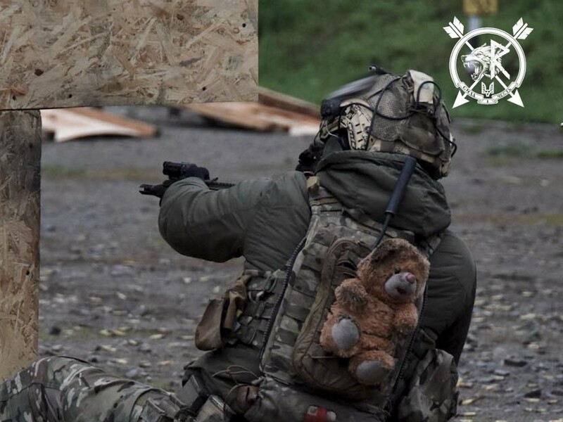 "Не зміг залишити". Український спецпризначенець розповів про іграшку-оберіг, яку знайшов серед уламків "Не зміг залишити". Український спецпризначенець розповів про іграшку-оберіг, яку знайшов серед уламків