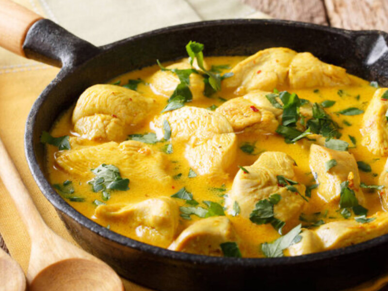 Присипте борошном, влийте бульйон – і у вас вийде ситна підлива з курячим філе без грудочок