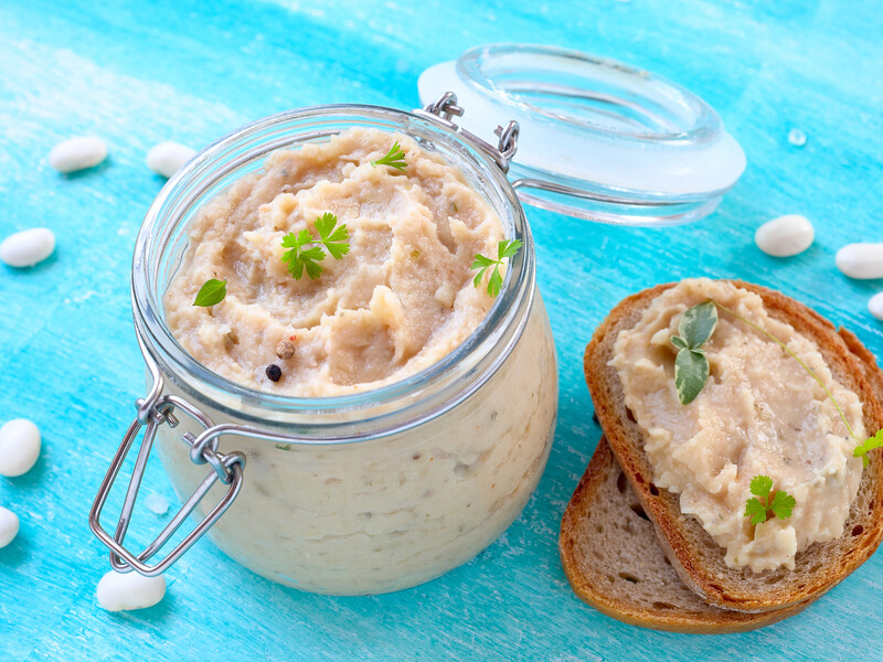 "Готується він за лічені хвилини, корисний, а смакує краще, ніж ви очікуєте". Рецепт паштету з квасолі